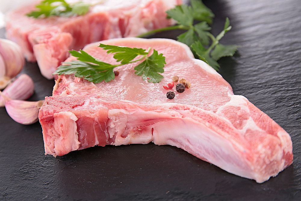 Rohes Schweinefleisch kann als Futter für Zwergpinscher gefährlich werden.